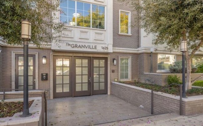 Building Photo - 1625 Granville Ave Unit #302