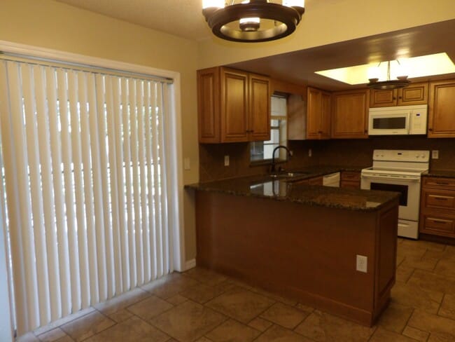 Photo - 4 BEDROOM JUST 5 Min to I-4 EXIT 111, Bea...