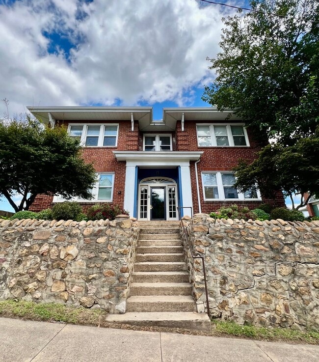 Photo - 1 Bedroom/1 Bath in the Historic District Unit B6