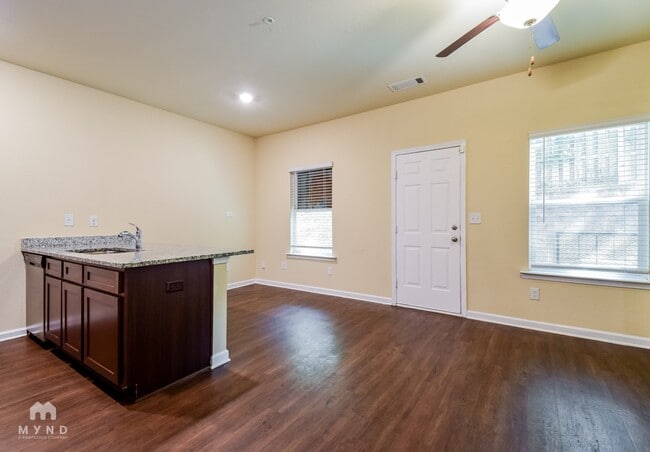 Photo - 412 Highwood Ln
