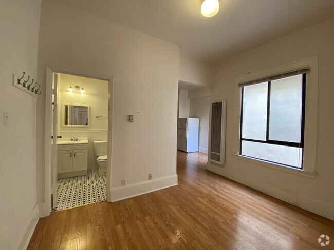 Building Photo - 1 Bedroom/1 Bathroom apartment located in ... Unit 6