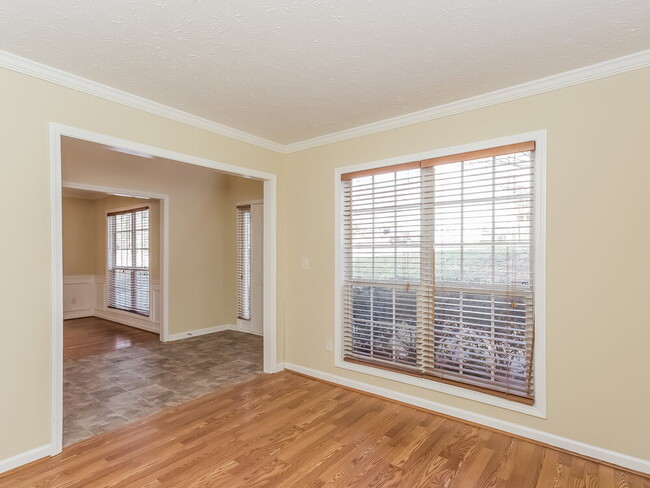 Photo - 865 Simon Ive Dr