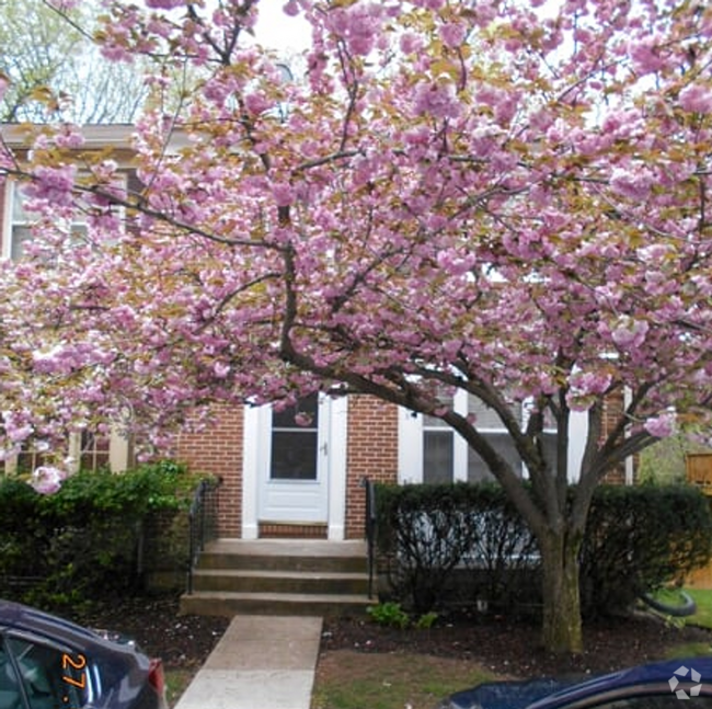 Building Photo - Updated Townhome Close to METRO