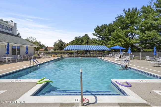 Photo - 237 Wycoff Way W