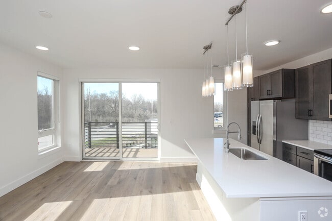 2BR, 2BA - 987 SF