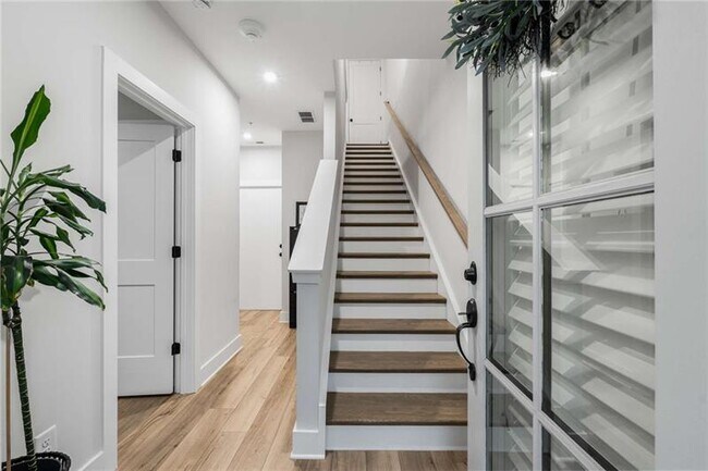 Photo - 1272 Longreen Ter NW