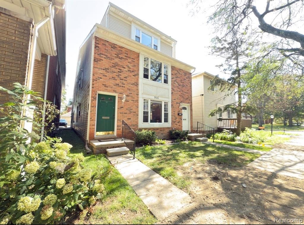 Photo - 846 Beaconsfield Ave