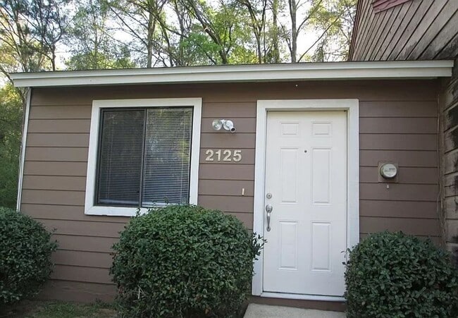 Building Photo - 1 bedroom 1 bath townhouse! Off of Tharpe st! Available now!