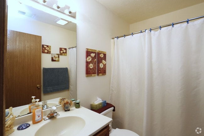2BR, 1BA 930sq ft (3rd fl Open Concept) - Bathroom