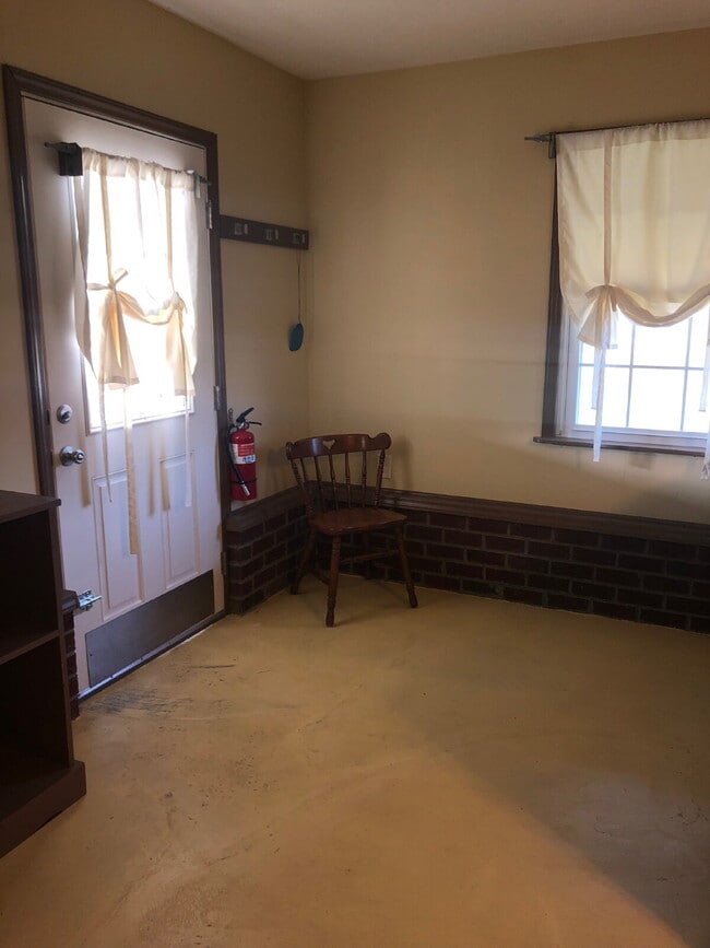 Photo - *FULLY FURNISHED* 1 Bedroom, 1 Bathroom Apartment *UTILITIES INCLUDED*