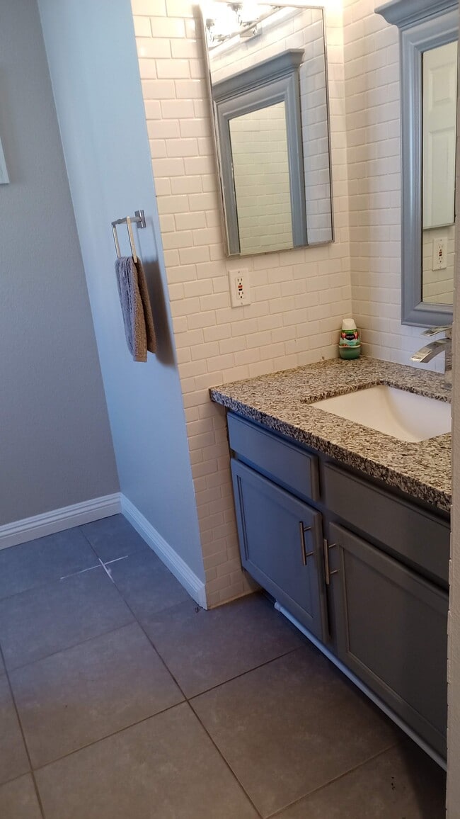 tocador de baño - 7200 Pirates Cove Rd