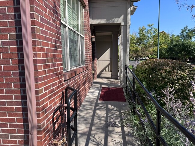 Photo - 725 Roslyn St