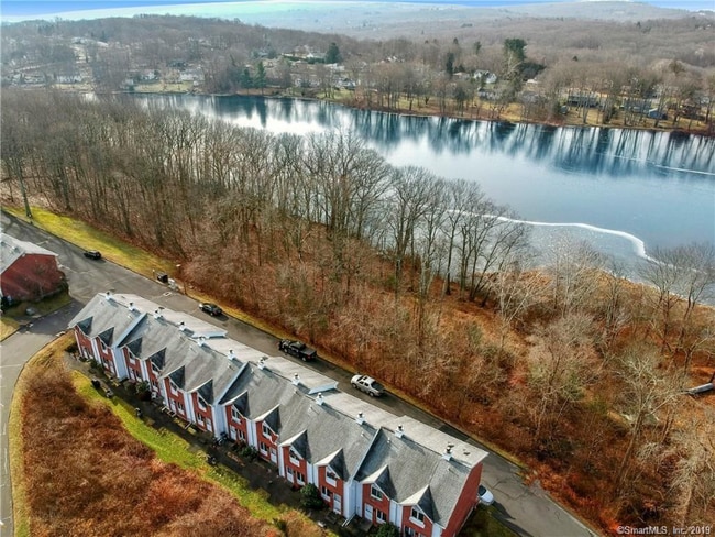 Photo - 925 Oronoke Rd