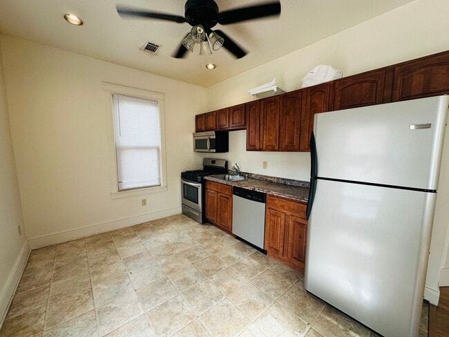 Building Photo - 150 S Duke St Unit 2nd Floor