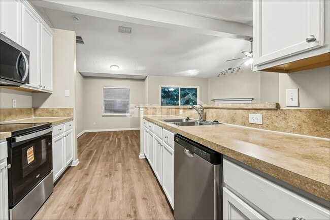 Photo - 1379 Samantha Cir E