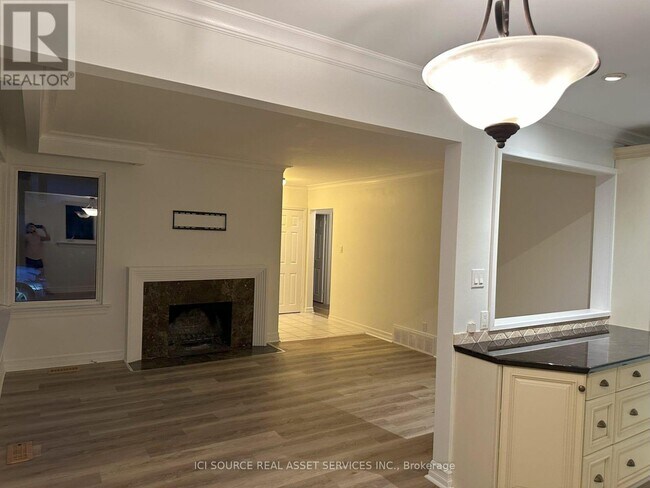 Photo - 570 Wingrove Crescent