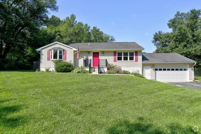 Building Photo - 4 Bedroom 2 Bath Hanover Home w- 2-Car Gar...