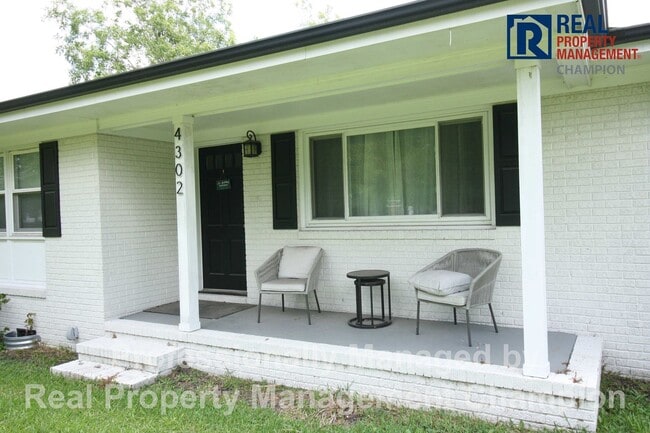Building Photo - Furnished and Updated 4 BD/2.5 BA Home wit...