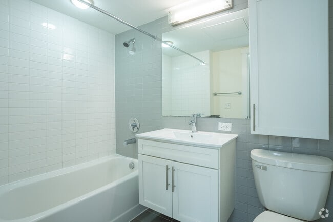 1 BR, 1 BA - Bathroom - 560SF