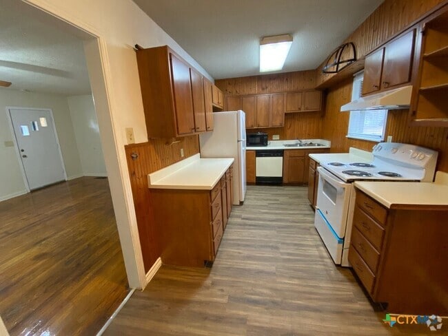 Building Photo - 826 Burleson St Rental