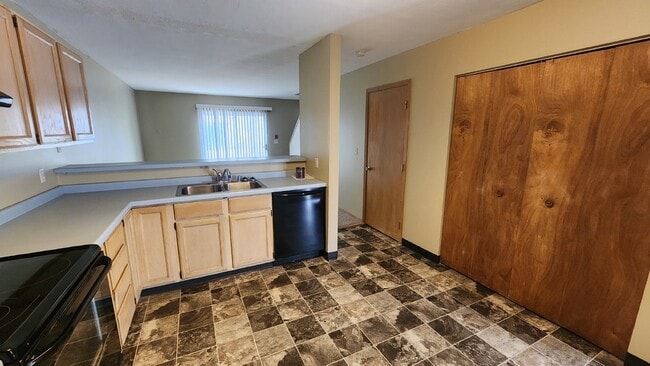 Photo - 2 Bedroom, 1 1/2 Bathrooms With Attached Garage! Available May 1st! Unidad 5