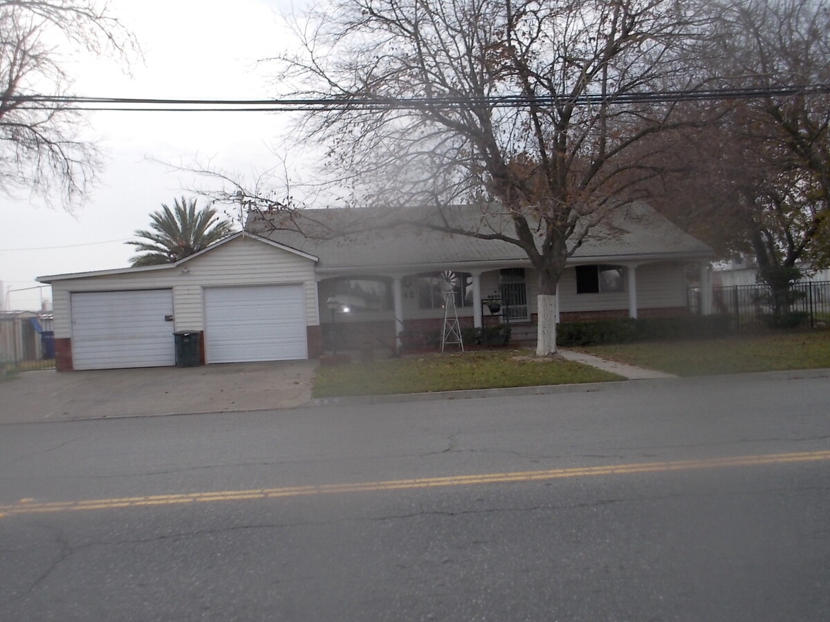 Corner Lot, Large Front and back yard - Corner Lot, Large Front and back yard House