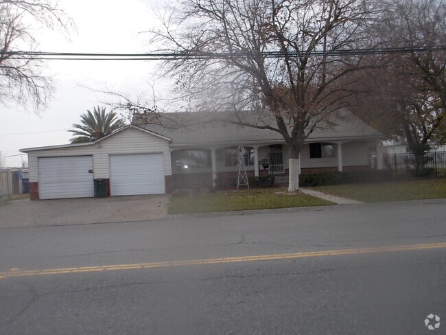 Building Photo - Corner Lot, Large Front and back yard Rental