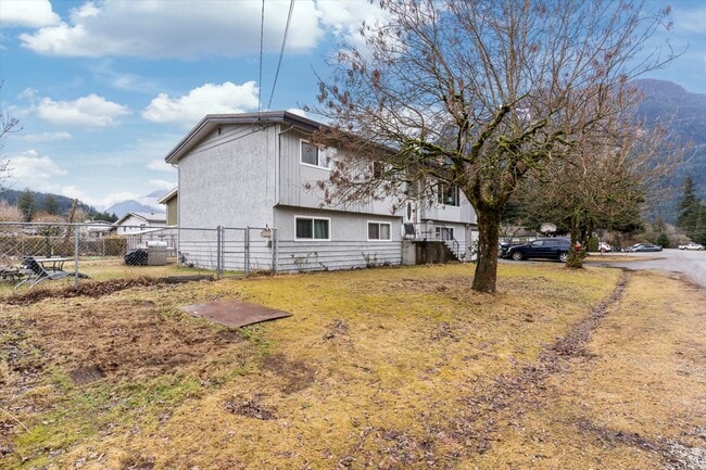 Photo - 385 3 Ave