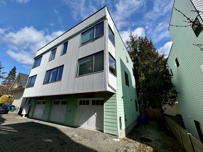 Building Photo - Spacious Ballard Townhome- 2 Bedrooms with Parking