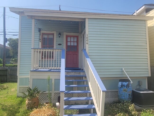 Building Photo - Charming Cottage - minutes from the Seawall