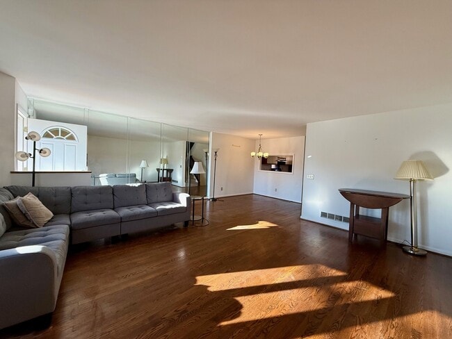 Photo - 28 Servan Ct