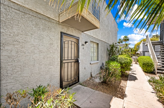 Photo - 2Bed/1.5Bath Ground Floor Townhouse at Glendale Ave/27th Ave! Ready for Immediate Move-In! -- GAR...