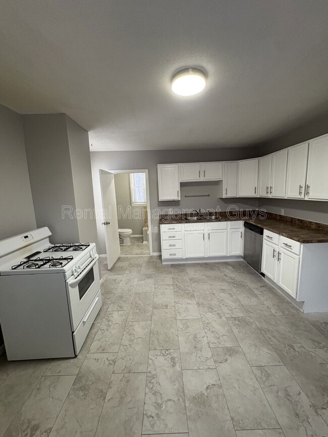 Building Photo - 1826 NE Jackson St