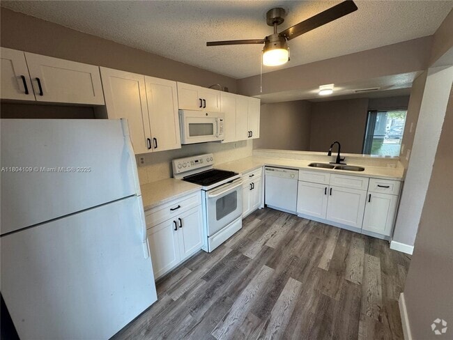 Building Photo - 843 Crystal Lake Dr Rental