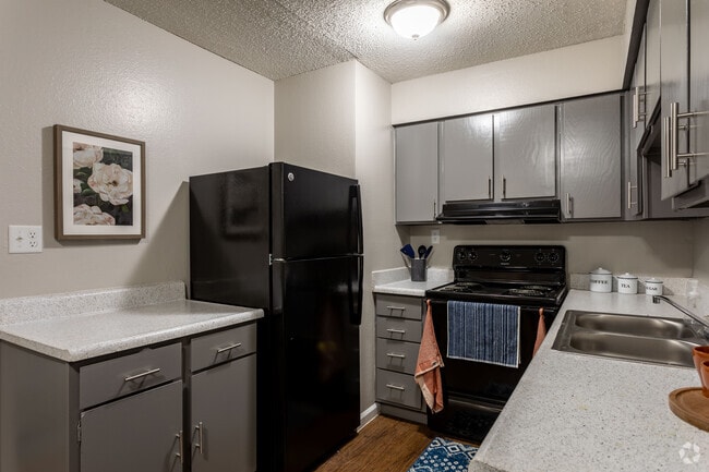 2BR, 2BA - 1000 SF Belmont - Kitchen