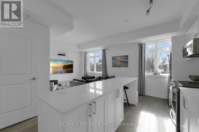 Photo - 1115 Douglas McCurdy Cmn