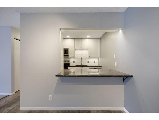 Photo - 35 Nathan Ln N Unit 0203