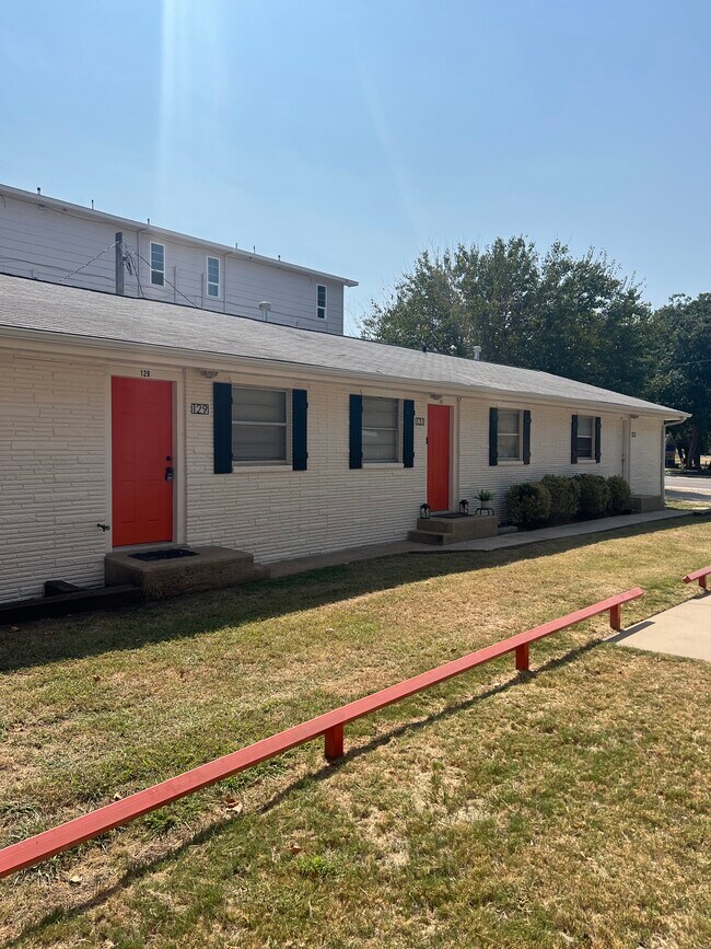 Photo - 129 N Duck St House
