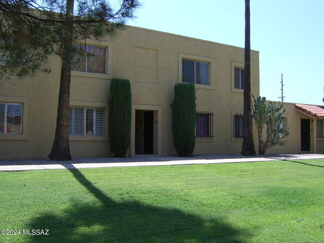 Building Photo - 810 S Kolb Rd Unit 3