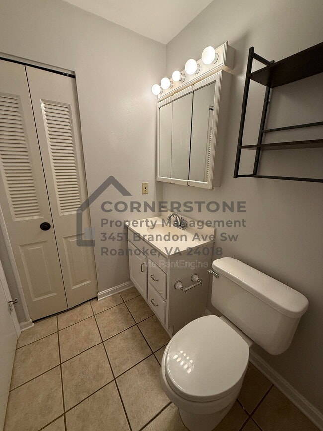 Photo - 713 Lakeview Cir