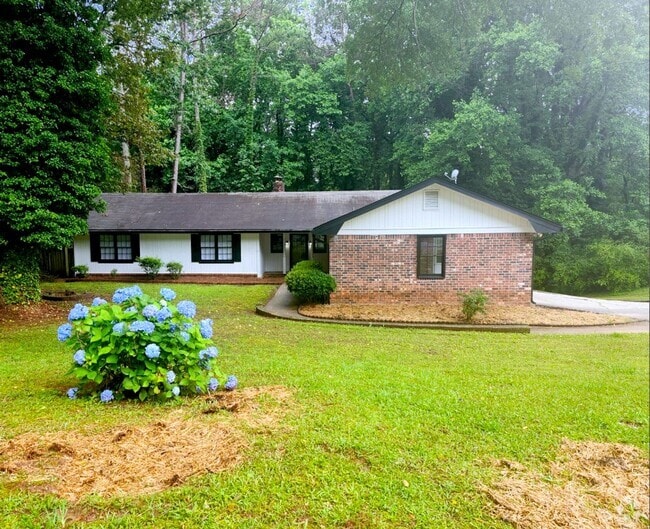 Building Photo - Spacious 5-Bedroom Home in Stone Mountain!