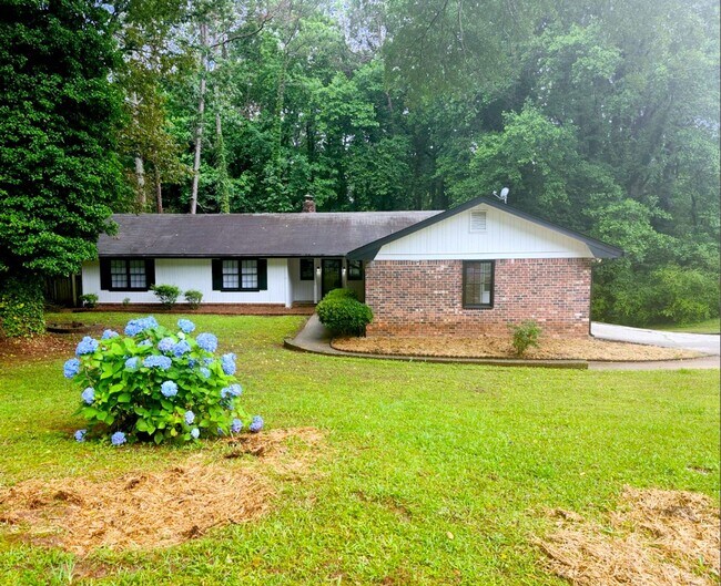 Spacious 5-Bedroom Home in Stone Mountain! - Spacious 5-Bedroom Home in Stone Mountain!