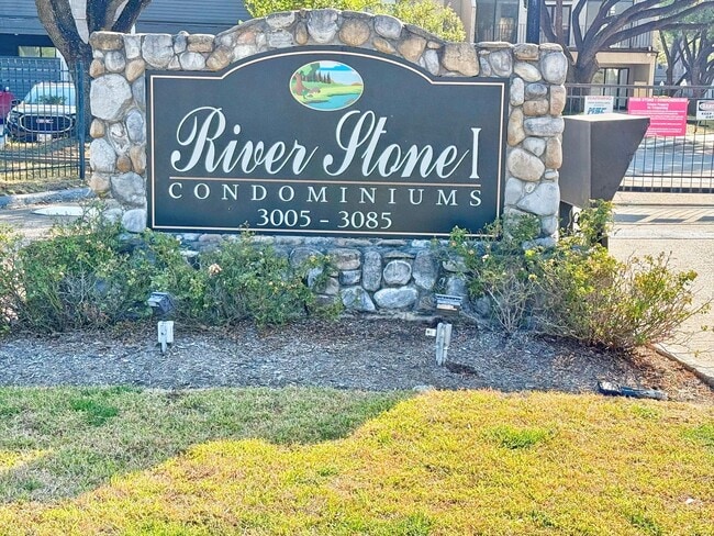 Building Photo - 3085 Walnut Bend Ln Unit 16