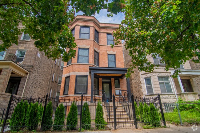 Building Photo - 3720 N Racine Ave Rental