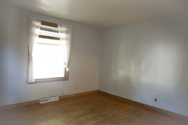 Photo - 644 Ontario St SE