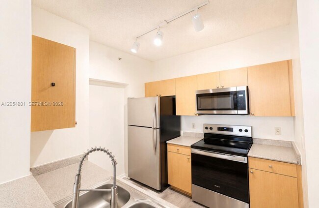 Building Photo - 1919 Van Buren St Unit 115A