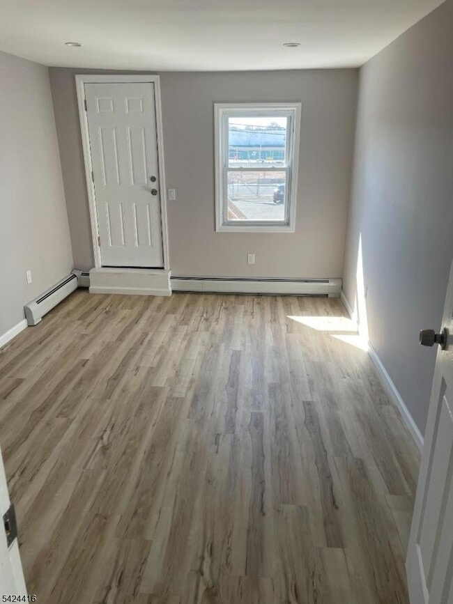 Photo - 454 E 31st St