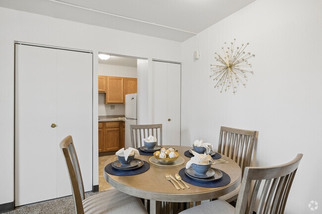 1BR, 1BA - 567SF - Dining Room