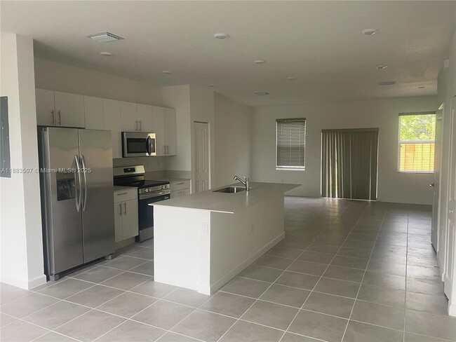 Photo - 204 SE 10th St