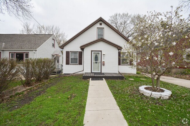Building Photo - Charming 2 Bedroom, 1 Bath Home – Just a B...